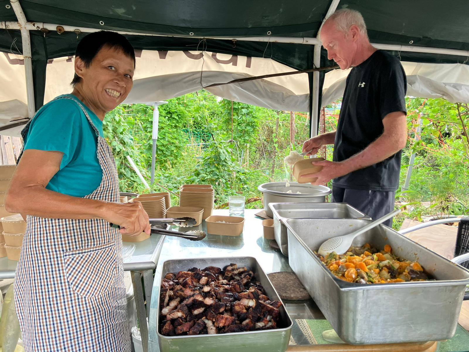 Distributing meals in the city